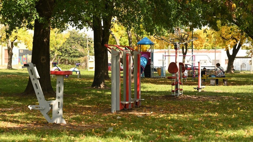Se realizó el recambio de juegos en la plaza del barrio Juan XXIII