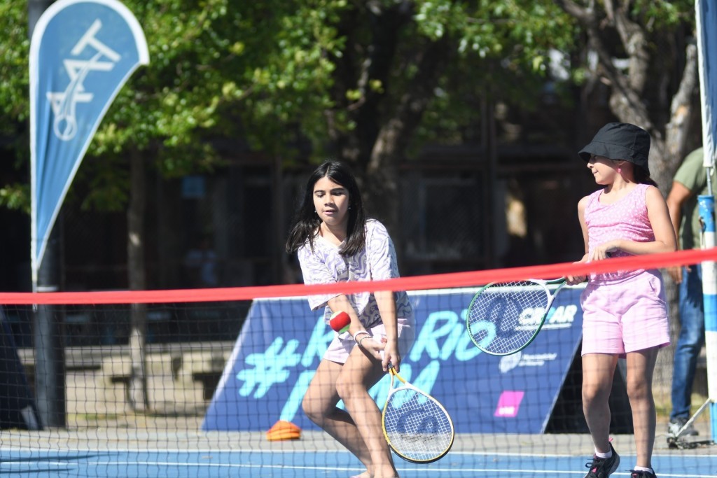 Jornada recreativa en plaza Belgrano para promover la práctica de tenis