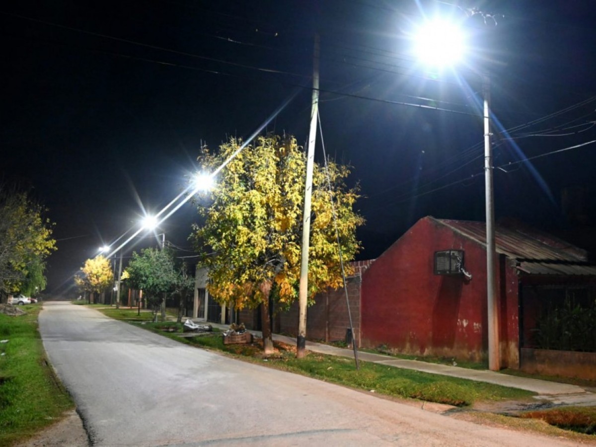 El Municipio instala nuevas luces LED en el barrio Villa del Parque 