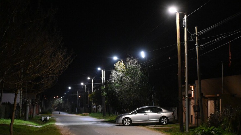 Barrios más iluminados y seguros: avanza la cobertura total con luces LED
