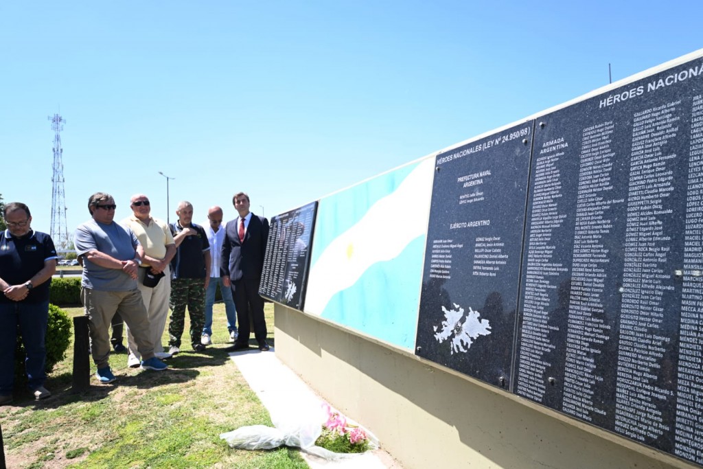 Se restituyeron las placas conmemorativas de los Caídos en la Guerra de Malvinas