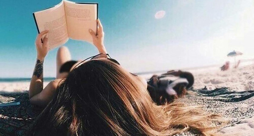 SOL, PLAYA, SOMBRILLA Y BUSCALIBRE: LOS 10 LIBROS PERFECTOS PARA EL VERANO