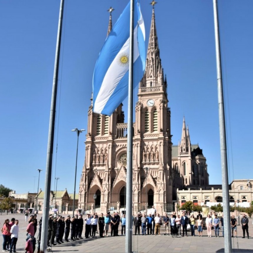 El Intendente encabezó el acto por el 211° aniversario de la creación de la Bandera 
