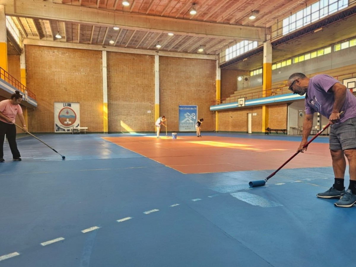 Trabajos de pintura en el gimnasio cubierto del Polideportivo Municipal