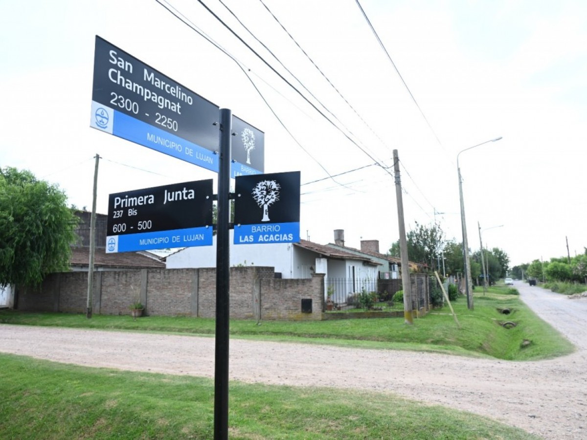 El Municipio instala nomencladores de calles en barrio Las Acacias