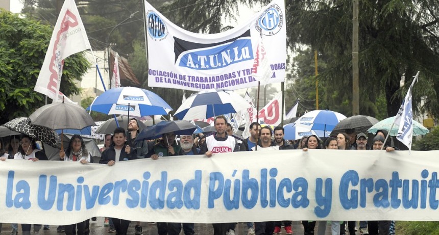 Paro Universitario: masiva marcha de trabajadoras y trabajadores de la UNLu