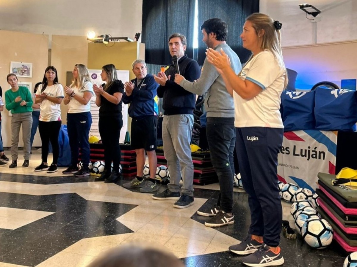 El Municipio entregó material deportivo a clubes de fútbol femenino 