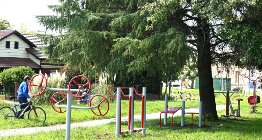 Se instaló un nuevo gimnasio urbano en Jáuregui