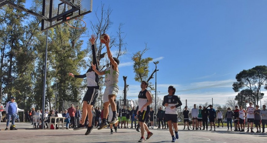 Festejos y competencias por el primer año de las nuevas canchas de básquet del Parque San Martín