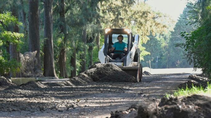 El Municipio realiza trabajos de mejoramiento vial en barrio Las Casuarinas 