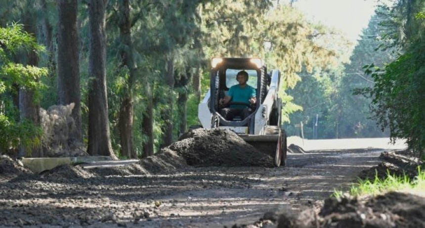 El Municipio realiza trabajos de mejoramiento vial en barrio Las Casuarinas 