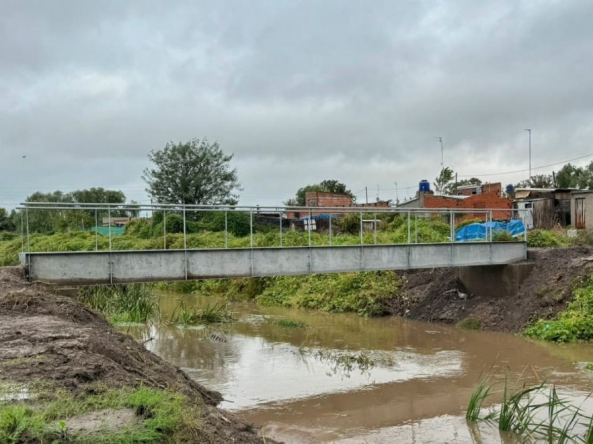 El Municipio instala un nuevo puente peatonal en Padre Varela
