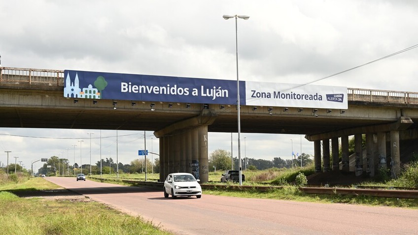 El Municipio refuerza la seguridad con la instalación de un cartel de monitoreo en el acceso principal