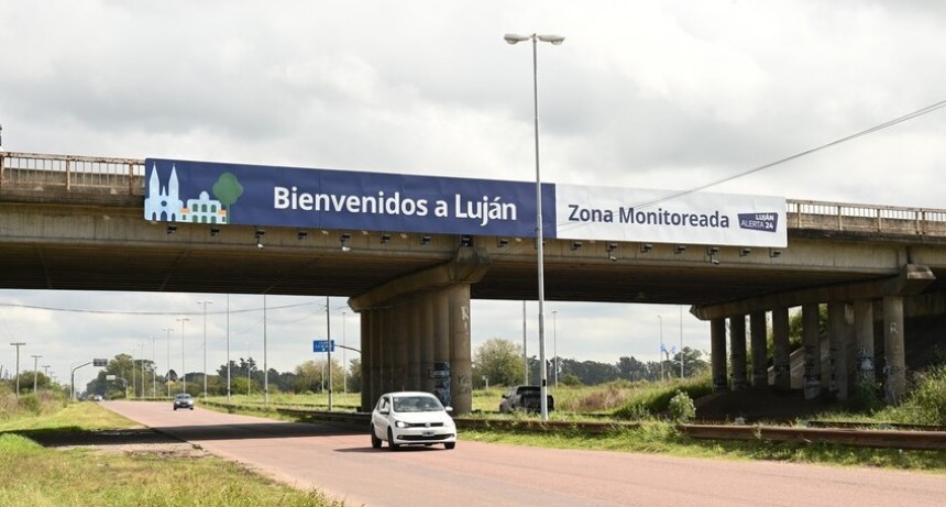 El Municipio refuerza la seguridad con la instalación de un cartel de monitoreo en el acceso principal