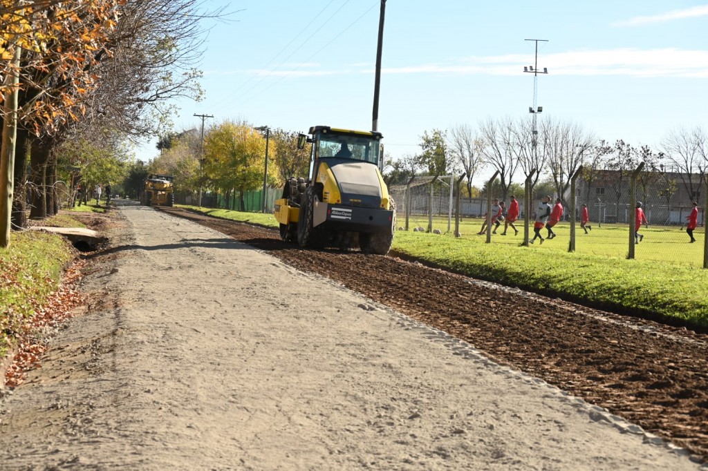 Comenzó la pavimentación de cuatro nuevas cuadras en barrio San Emilio