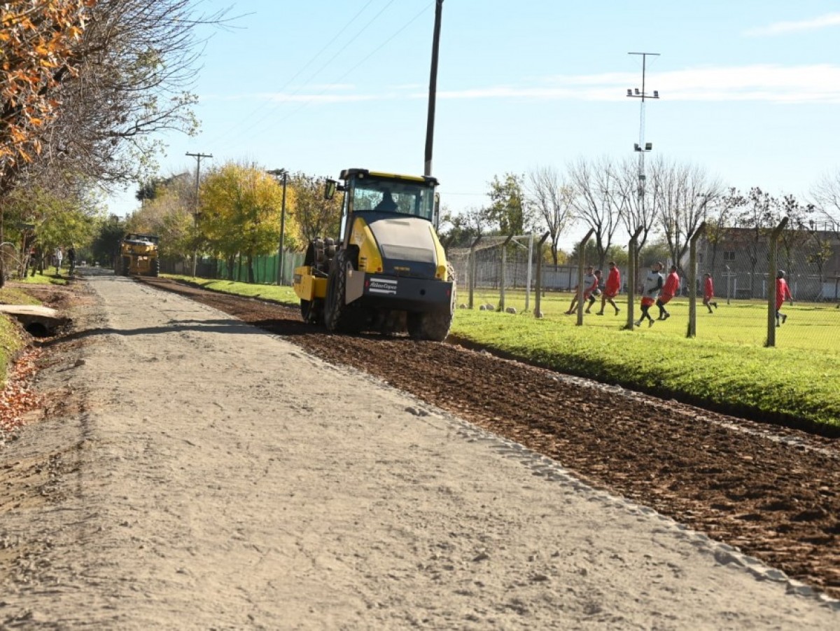 Comenzó la pavimentación de cuatro nuevas cuadras en barrio San Emilio