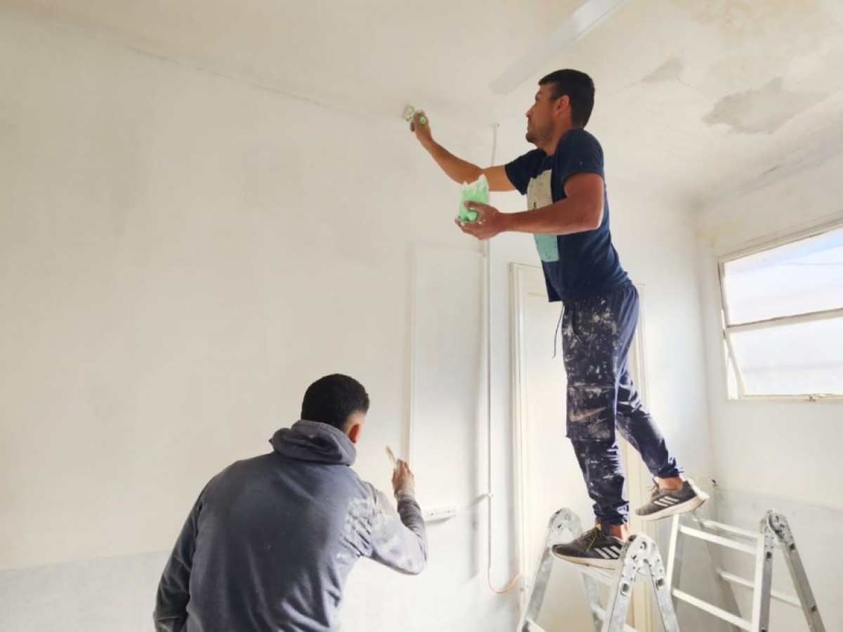 Trabajos de pintura en el Policlínico Municipal
