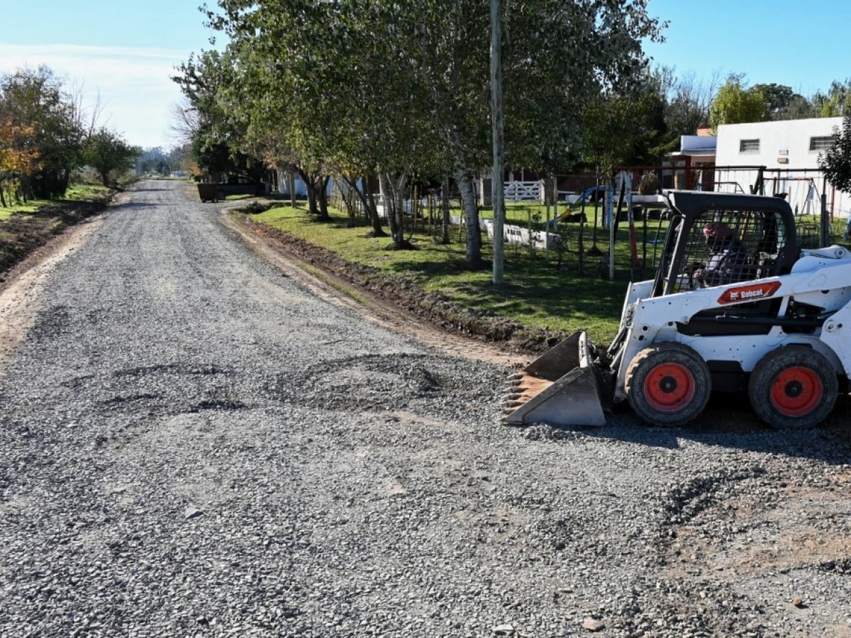 El Municipio realiza tareas de mejoramiento vial en barrio Villa del Parque