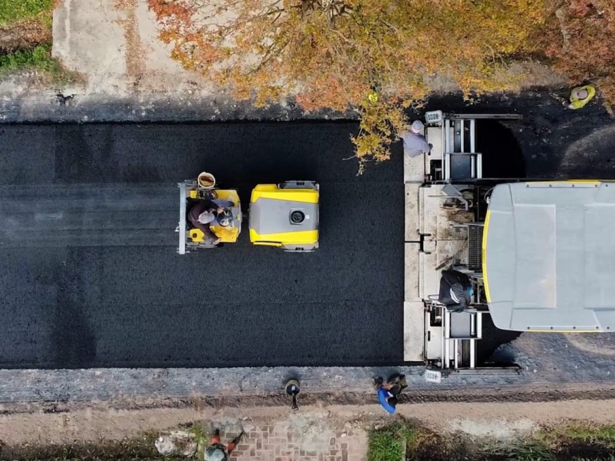 Trabajos de pavimentación de la calle Roque de Luca en el barrio Champagnat