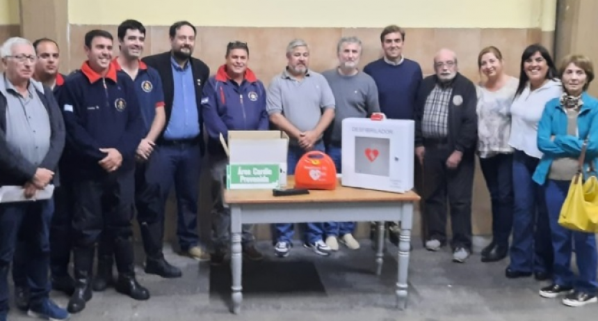 SE ENTREGÓ UN DESFIBRILADOR A LOS BOMBEROS VOLUNTARIOS DE LUJAN