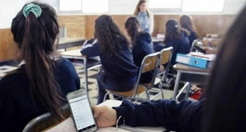 Celulares en el aula: cómo resuelven los colegios privados un desafío cada vez más complejo