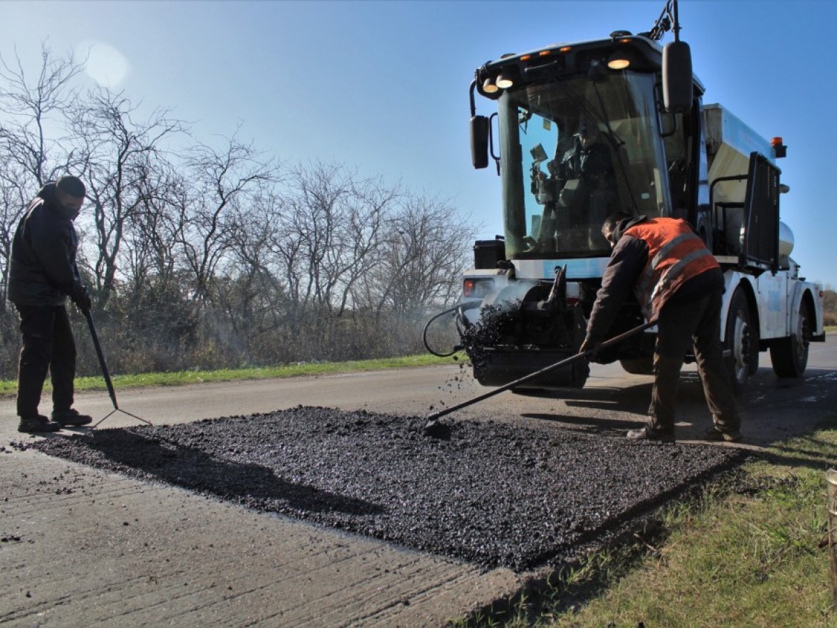 El Municipio realiza trabajos de bacheo en la ex Ruta 7