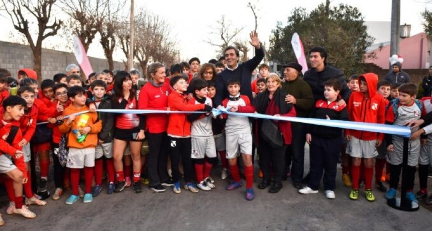 Se inauguró el nuevo acceso asfaltado al barrio San Emilio 