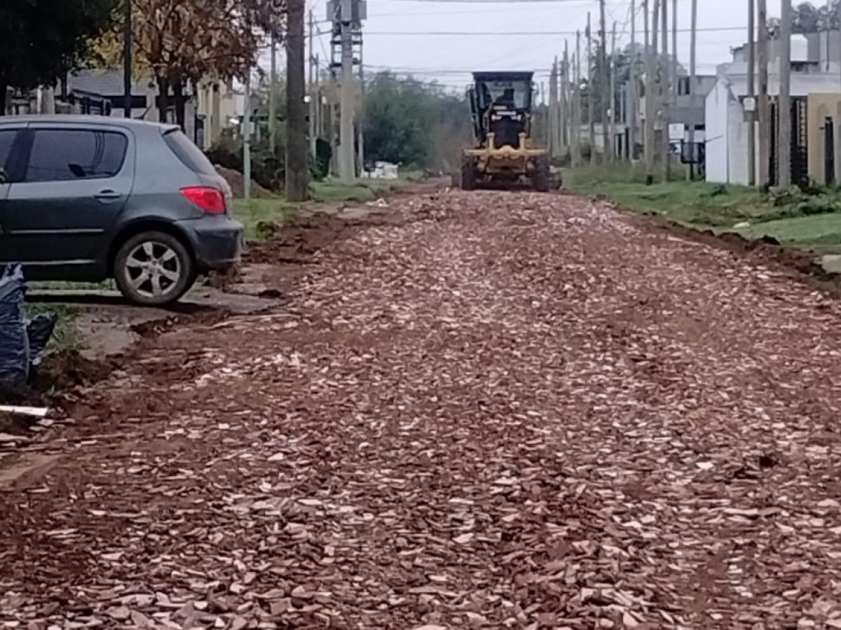 Tareas de mejoramiento vial con cerámica partida en la localidad de Pueblo Nuevo