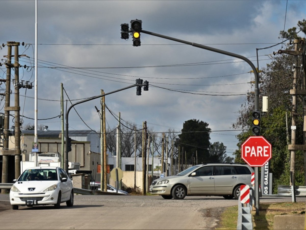 Seguridad vial: el Municipio instala nuevos semáforos en cruces peligrosos