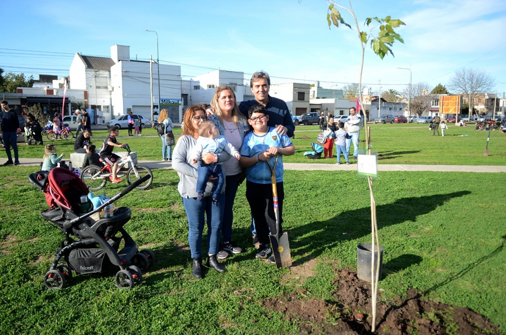 Primera plantación de especies nativas en el Paseo Independencia