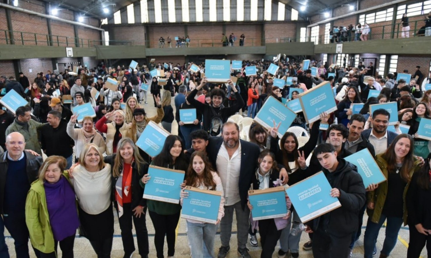 Estudiantes de San Miguel recibieron computadoras del programa Conectar Igualdad bonaerense