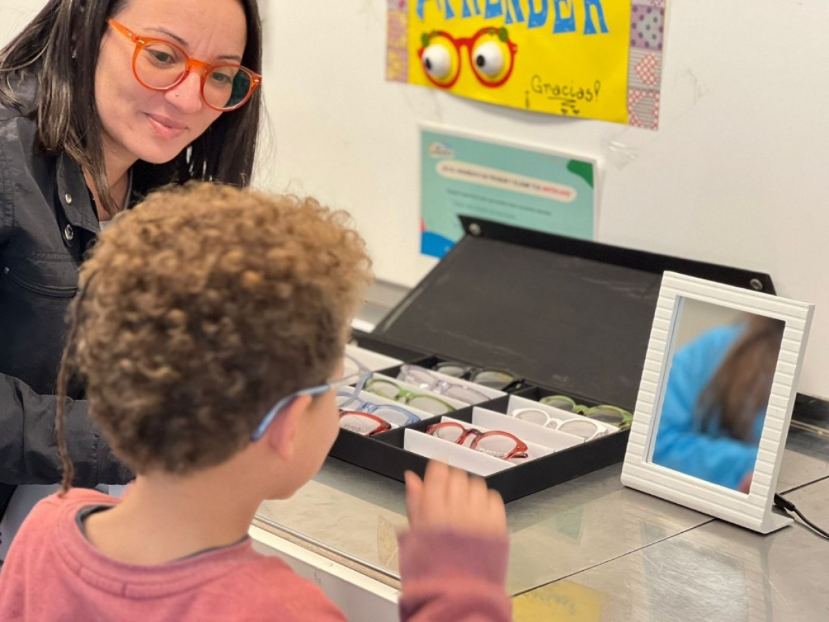 Jornadas de revisión oftalmológica en diversas escuelas del distrito