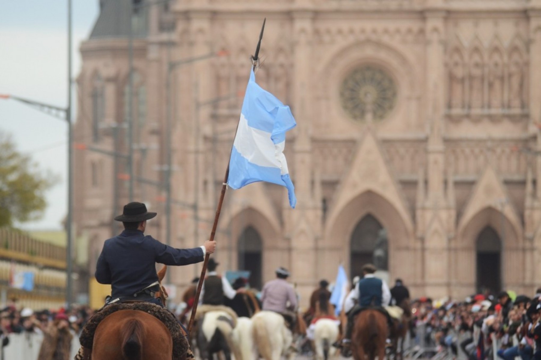 Luján es Tradición: desfile y festival