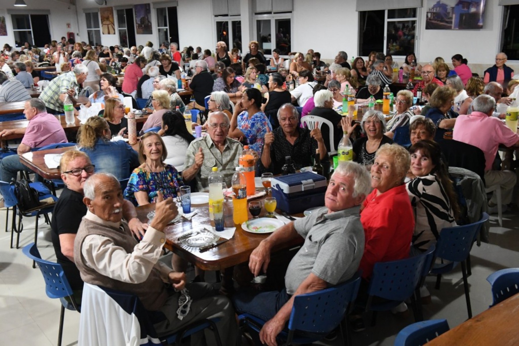 Gran fiesta de cierre de año con personas mayores 