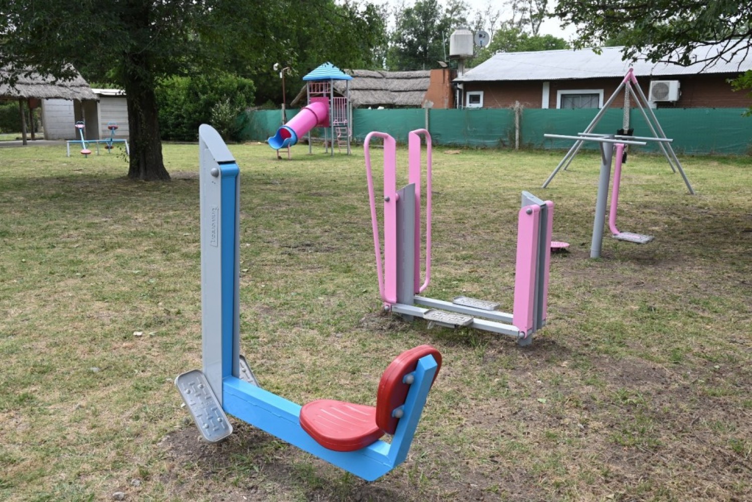 Se realizó el recambio de juegos infantiles en la plaza de Valle Verde