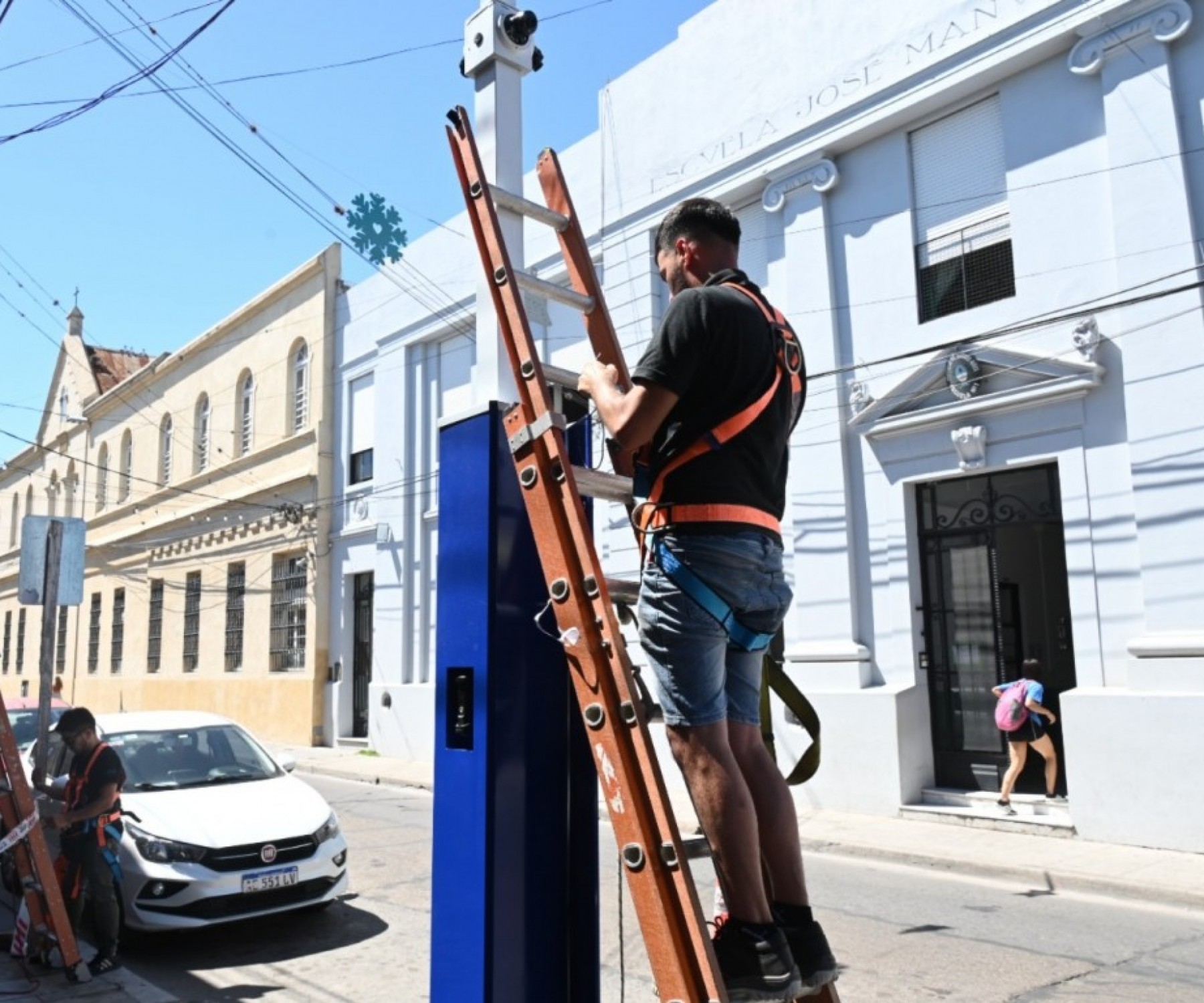 Se instalaron nuevos tótems de seguridad en escuelas y el Polideportivo Municipal